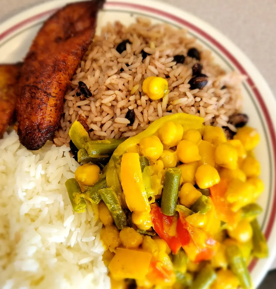 Curry garbanzo beans, bell peppers, and green beans with rice and plantains